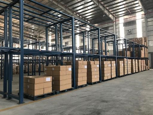 Hàng hóa được sắp xếp gọn gàng 